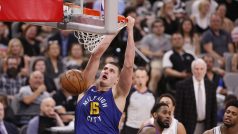 Nikola Jokič skóruje v šestém zápase série prvního kola play-off NBA proti Denveru. V utkání zaznamenal 43 bodů