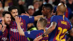 Hráči Barcelony se radují z gólu proti Levante.