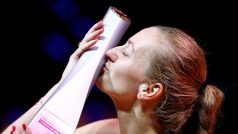 Petra Kvitová s trofejí pro vítězku turnaje ve Stuttgartu.