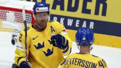 Švédští hokejisté Patric Hornqvist a Elias Pettersson