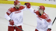Hráči Dánska Nicklas Jensen (vlevo) a Jesper Jensen (vpravo) slaví gól do sítě Velké Británie na světovém šampionátu v Košicích