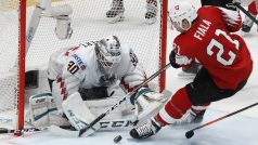 Kevin Fiala se snaží na mistrovství světa na Slovensku dostat puk za gólmana Rakouska Davida Kickerta