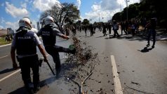 Brazilští policisté zasahují proti demonstrantům