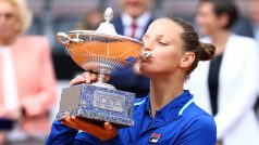 Šťastná Karolína Plíšková s trofejí