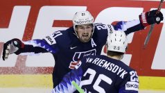 Dylan Larkin (vlevo) oslavuje s Jamesem van Riemsdykem