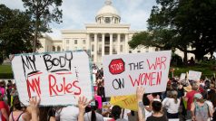 Protesty proti přísnému zákazu potratů v Alabamě.