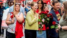 Lídryně sociálních demokratů Mette Frederiksenová (ve žlutém) během kampaně