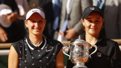 Markéta Vondroušová (vlevo) a Ashleigh Bartyová