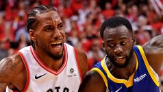 Kawhi Leonard z Toronto Raptors byl faulován Draymondem Greenem z Golden State Warriors