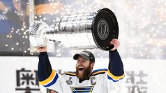 Obránce St. Louis Blues Alex Pietrangelo se Stanleyovým pohárem