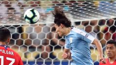 Útočník Edinson Cavani z Uruguaye (v modrém) skóruje v zápase proti Chile