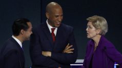 Demokratičtí kandidáti v diskuzi během první debaty, zleva Julian Castro, Cory Booker a Elizabeth Warrenová