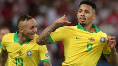 Gabriel Jesus (vpravo) se raduje z gólu do sítě Peru ve finále jihoamerického šampionátu