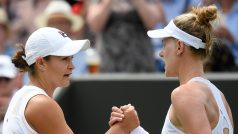 Ashleigh Bartyová (vlevo) gratuluje své soupeřce Alison Riskeové k vítězství v osmifinále Wimbledonu