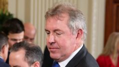 Britský velvyslanec Kim Darroch (vpravo) se Stevem Bannonem, někdejším hlavním strategickým poradcem prezidenta Donalda Trumpa. Snímek je z ledna 2017.