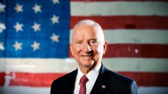 Ve Spojených státech zemřel miliardář a někdejší prezidentský kandidát Ross Perot.