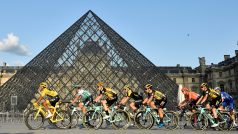 Peloton přijel na Champs-Élysées kolem muzea Louvre