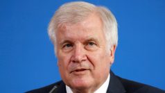 Německý ministr vnitra Horst Seehofer na konferenci kvůli vraždě osmiletého chlapce ve Frankfurtu nad Mohanem.