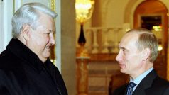 Boris Jelcin a Vladimir Putin v roce 2000, rok poté, co Jelcin Putinovi předal úřad.