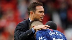 Trenér londýnské Chelsea Frank Lampard utěšuje po prohře s Manchesterem United záložníka svého týmu Matea Kovačiče