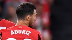 Útočník Aritz Aduriz se blýskl výstavními nůžkami