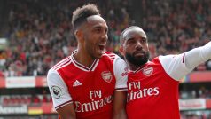 Pierre-Emerick Aubameyang slaví gól se spoluhráčem Alexandrem Lacazettem.