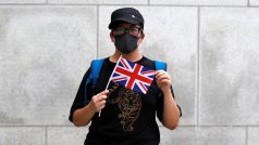 Muž s vlajkou během protestu před britským konzulátem v Hongkongu