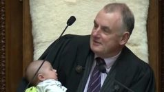 Předseda novozélandského parlamentu Trevor Mallard kolíbá syna labouristického poslance.
