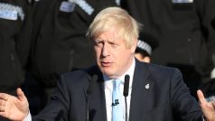 Boris Johnson během proslovu před policejními složkami. Kritici mu vyčetli, že bezpečnostní složky zpolitizoval.