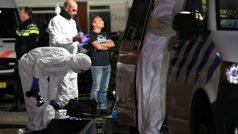 Policisté na místě střelby v nizozemském Dordrechtu.