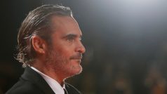 Představitel Jokera Joaquín Phoenix na premiéře stejnojmenného snímku v Torontu.