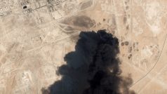 Satelitní snímek ukazující kouř po útoku na jedno z ropných polí Abkajk