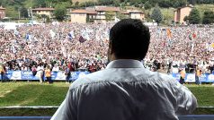 Matteo Salvini mluví ke svým příznivcům ve městečku Pontida