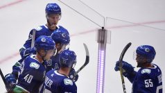 Hokejisté Vancouveru Canucks slaví gól