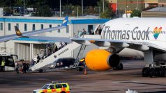 Cestující vystupují z letadla Thomas Cook.