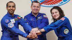 První kosmonaut ze Spojených arabských emirátů Hazza Mansúrí, ruský kosmonaut Oleg Skripočka a americká astronautka Jessica Meirová