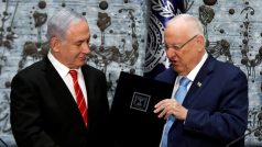 Izraelský prezident Reuven Rivlin (vpravo) a premiér Benjamin Netanjahu