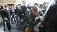 Záběry ze střetu odpůrců pochodu hrdosti a policie.