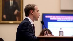 Šéf Facebooku Mark Zuckerberg vypovídá před americkou sněmovní komisí