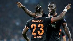 Michy Batshuayi slaví gól se spoluhráčem z Chelsea