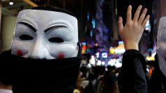 Demonstranti s maskami Guye Fawkese zpopularizovanými filmem V jako Vendetta.