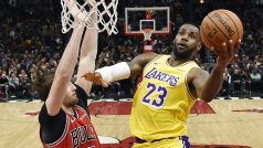 LeBron James z Los Angeles Lakers (s míčem) v zápase proti Chicago Bulls