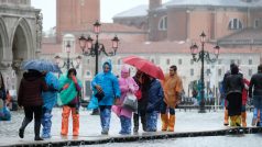 Turisté na lávce na zaplaveném Náměstí svatého Marka v Benátkách během rekordních záplav v listopadu 2019