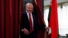 Belarusian President Alexander Lukashenko casts his vote at a polling station during the parliamentary election in Minsk, Belarus November 17, 2019. REUTERS/