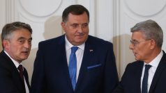 Tříčlenné předsednictvo Bosny a Hercegoviny, kolektivní hlava státu - zleva Željko Komšić, Milorad Dodik a Šefik Džaferović