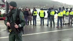 Španělé vytahují na břeh narkoponorku