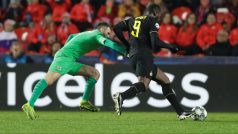 Romelo Lukaku obchází brankáře Ondřeje Koláře