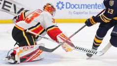 Jimmy Vesey z Buffala Sabres překonává brankáře Calgary Flames Davida Ritticha