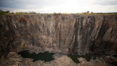 Průtok Zambezi vždy kolísá v závislosti na ročním období, současný pokles hladiny je však podle místních nevídaný.