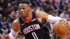 Hráč Houston Rockets Russell Westbrook (vlevo) zaznamenal v zápase proti Torontu Raptors triple double